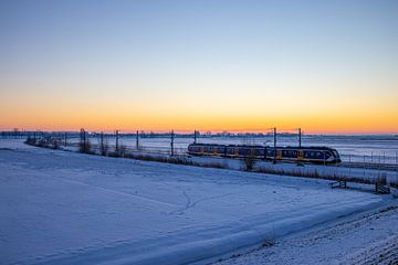 Een Sprinter in een ijskoud landschap voor zonsopkomst bij Kampen van Stefan Verkerk fotografie