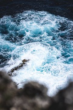 Kolkend water onder aan de klif van Broken Beach in Nusa Penida Bali van Ken Tempelers