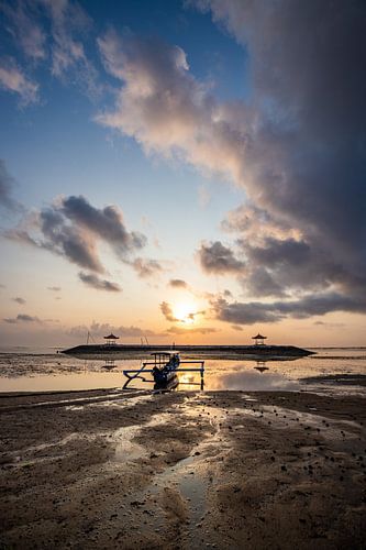 Zonsopgang op Bali, op het zandstrand van Sanur
