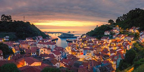 Zonsondergang in Cudillero, Asturië, Spanje