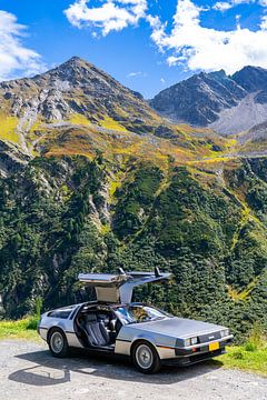 Klassischer DeLorean vor Bergkulisse von Daisy Renders