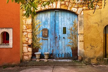 Blauwe poort in Roussillion | Provence van Flatfield