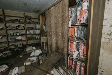 Achtergebleven administratie in een verlaten WWII Bunker. van Het Onbekende