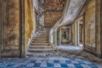 Alte Treppe in einem alten Gebäude in Frankreich von Robert Van den Bragt