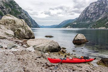 Uitzicht in het  Lysefjord met een rode kajak in Noorwegen tijdens een kanotocht in de zomer van Sjoerd van der Wal