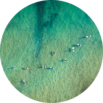 Surfers nabij Lagos (Portugal), wachtend op de volgende golf van David Gorlitz