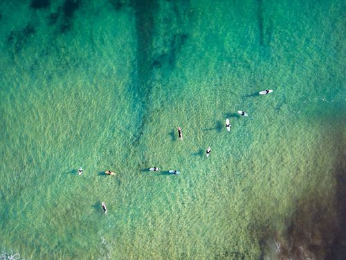 Surfer in der Nähe von Lagos (Portugal), die auf die nächste Welle warten