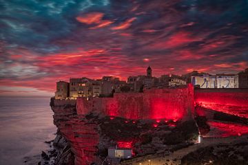 prachtige wolkenlucht boven de verlichte oude stad van Bonifacio op Corsica van gaps photography