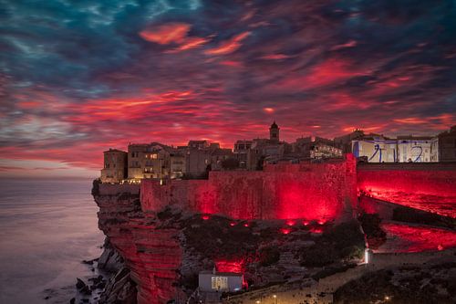 prachtige wolkenlucht boven de verlichte oude stad van Bonifacio op Corsica