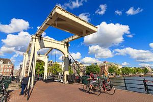 Fietsers op de Magere brug in Amsterdam sur Dennis van de Water