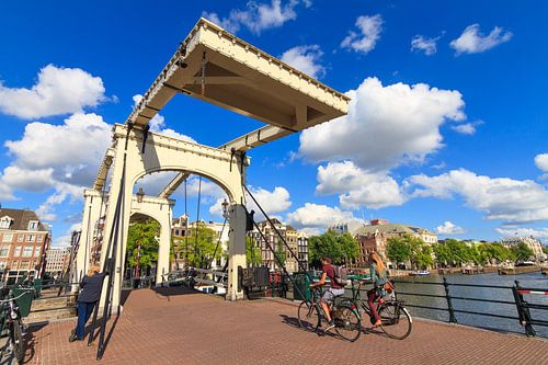 Fietsers op de Magere brug in Amsterdam