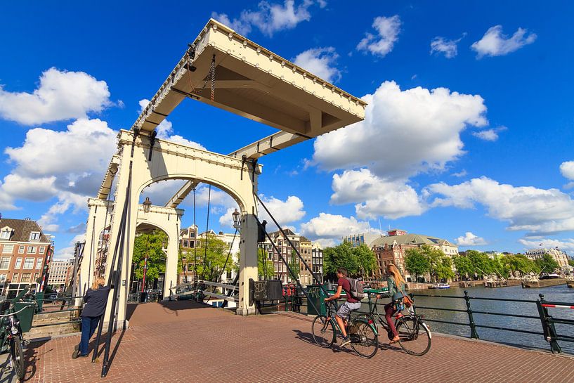 Fietsers op de Magere brug in Amsterdam van Dennis van de Water