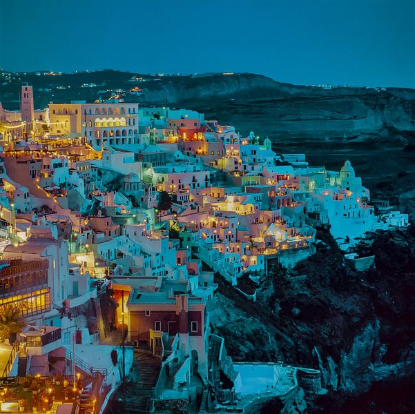 Stadt im Abendlicht, Fira, Santorin, Griechenland von Rene van der Meer