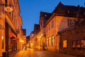 Oberstraße in de oude stad met Posthof in de schemering, Bacharach am Rhein, Rheinland-Pfalz, Duitsl