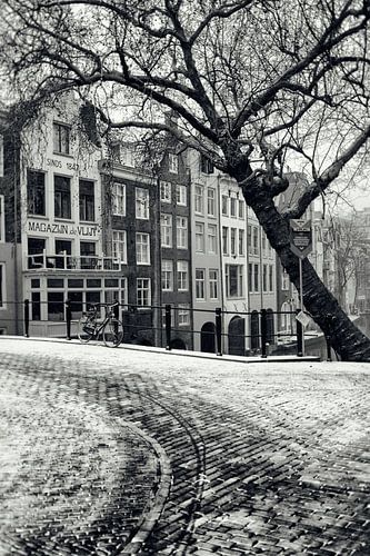 Op de hoek van de Gaardbrug bij de Oudegracht in Utrecht in de winter.