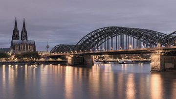 Le Dom et le pont Hohenzollern à Cologne, Allemagne