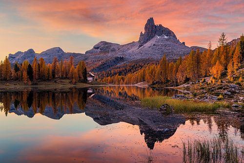 Zonsopkomst bij Lago Federa, Dolomieten, Italië