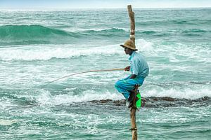 Lokale visser op een paal in Sri Lanka