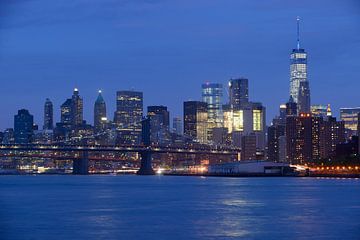 Lower Manhattan Skyline in New York in de avond met Brooklyn Bridge op de voorgrond