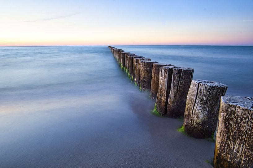 Groynes reaching into the Baltic Sea in a long-term photograph by Martin Köbsch