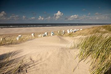 Strandstoelen op het hoofdstrand, Oost-Fries eiland Spiekeroog, Nedersaksen, Duitsland, Europa | Str van Peter Schickert