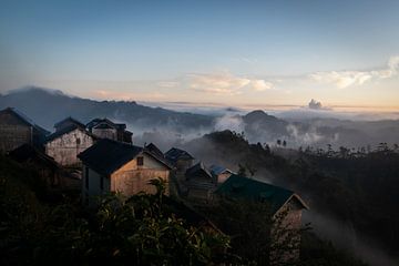 Madagaskar - Zonsopkomst in Zafimaniry dorp van Rick Massar