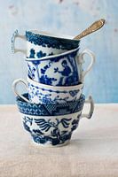 Oude oriëntaalse, vintage blauwwitte kopjes.