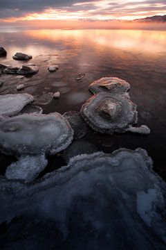 Roze water en blauw ijs op het Baikalmeer