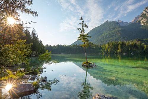 Hintersee bij Ramsau met dubbele zonnester en kristalhelder water.