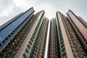 Flatgebouw met lucht in Hong Kong van Mickéle Godderis