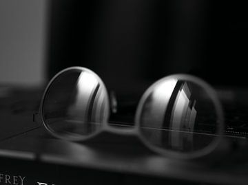 Zwart-wit close-up van een bril van Natureboi.