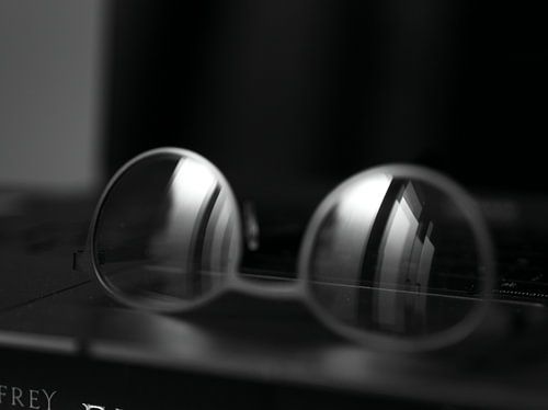 Gros plan en noir et blanc de lunettes