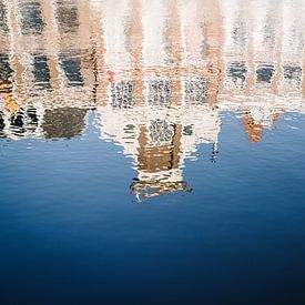 Reflectie van grachtenpanden op golven in het kanaal in Leiden, NL van Evelien Lodewijks