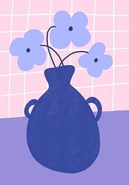Minimalistische Vase mit blauen Blumen von Athene Fritsch