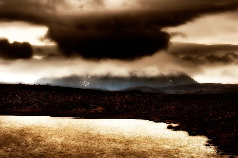 Meer met donker wolken van Frank Kanters