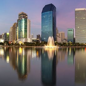Schijnende spiegels van de nacht - een dans van water en licht in het hart van Bangkok van Walter G. Allgöwer