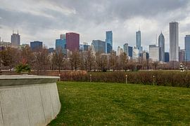 Chicago Skyline vom Rasen am Field Museum Tageslichtansicht mit Wolken am Himmel von Mohamed Abdelrazek