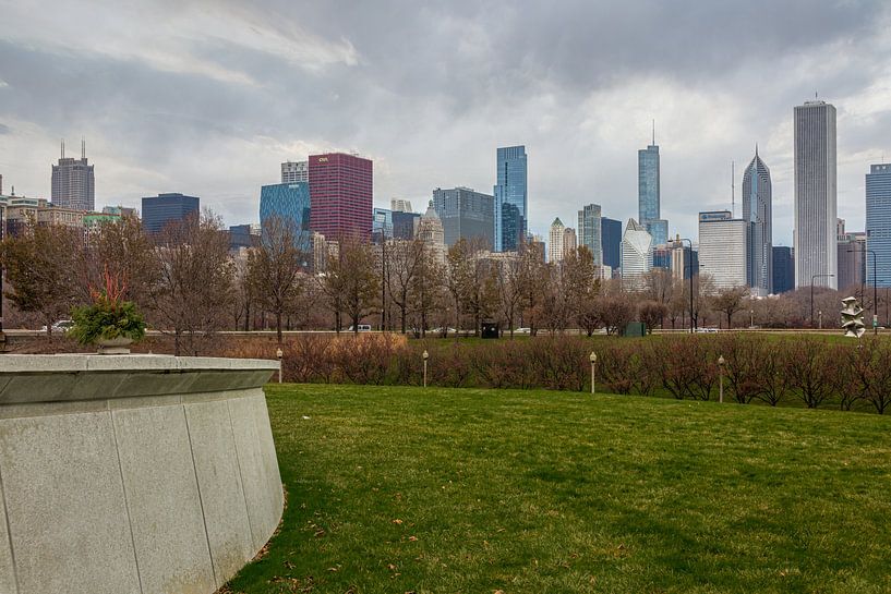 Chicago Skyline vanaf het gazon bij het Field Museum daglichtzicht met wolken in de lucht van Mohamed Abdelrazek