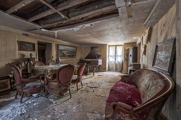 abandoned manor by Ivana Luijten