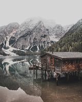 Boothuis op het meer van Braies