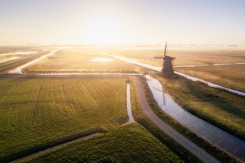Drohnenaufnahme des Sonnenaufgangs an der Mühle von Thea.Photo