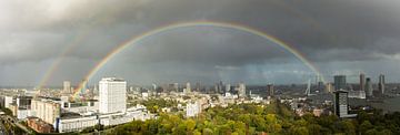 Panorama van Rotterdam met regenboog by Michel van Kooten