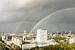 Panorama van Rotterdam met regenboog van Michel van Kooten