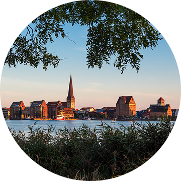 Uitzicht over de Warnow rivier naar de Hanzestad Rostock van Rico Ködder