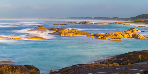 Idyllische Küstenlandschaft mit goldfarbenen Felsen in Westaustralien