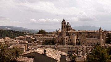 Mooi zicht op Urbino, Le Marche, Italie. van Marloes ten Brinke