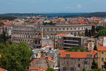 De stad Pula in Kroatië van Roland Brack