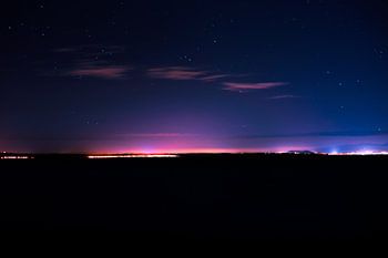 Blick auf eine beleuchtete Küste