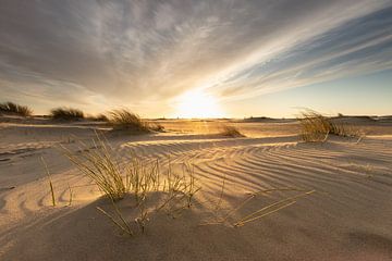 Zonsondergang op het strand van Zeeland van Peter Haastrecht, van