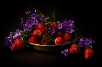 Aardbeien en paarse bloemen I van Ninette